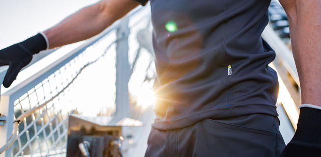 DASSY  
	in Arbeitshosen mit mechanischem Stretch, mit 4-Wege-Stretch Cordura® Einsätzen und Cordura®Stretch-Kniepolstertaschen. Der Stoff des T-Shirts und Poloshirts ist 
	schnelltrocknend, antibakteriell und bietet UV-Sonnenschutz. 